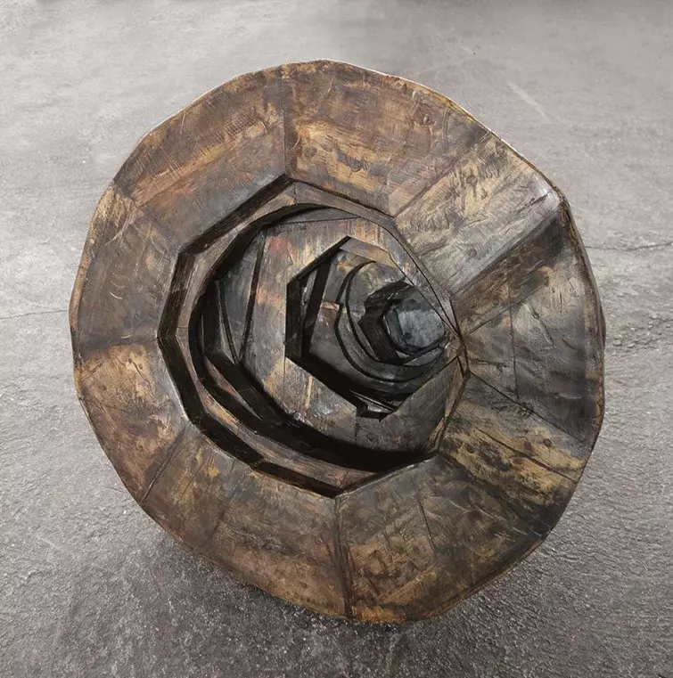Ingrid Hartlieb, Doline, 1995, Holz. Foto: Ingrid Hartlieb