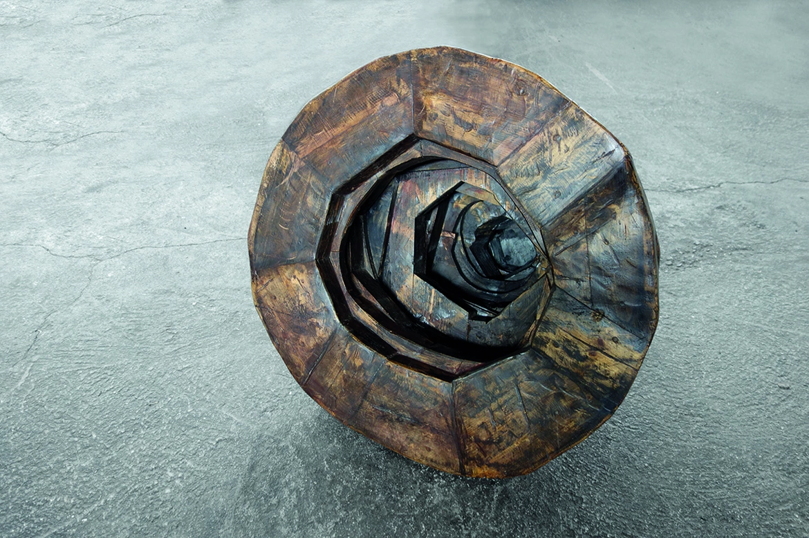 Doline, 1995, Holz. Foto: Ingrid Hartlieb