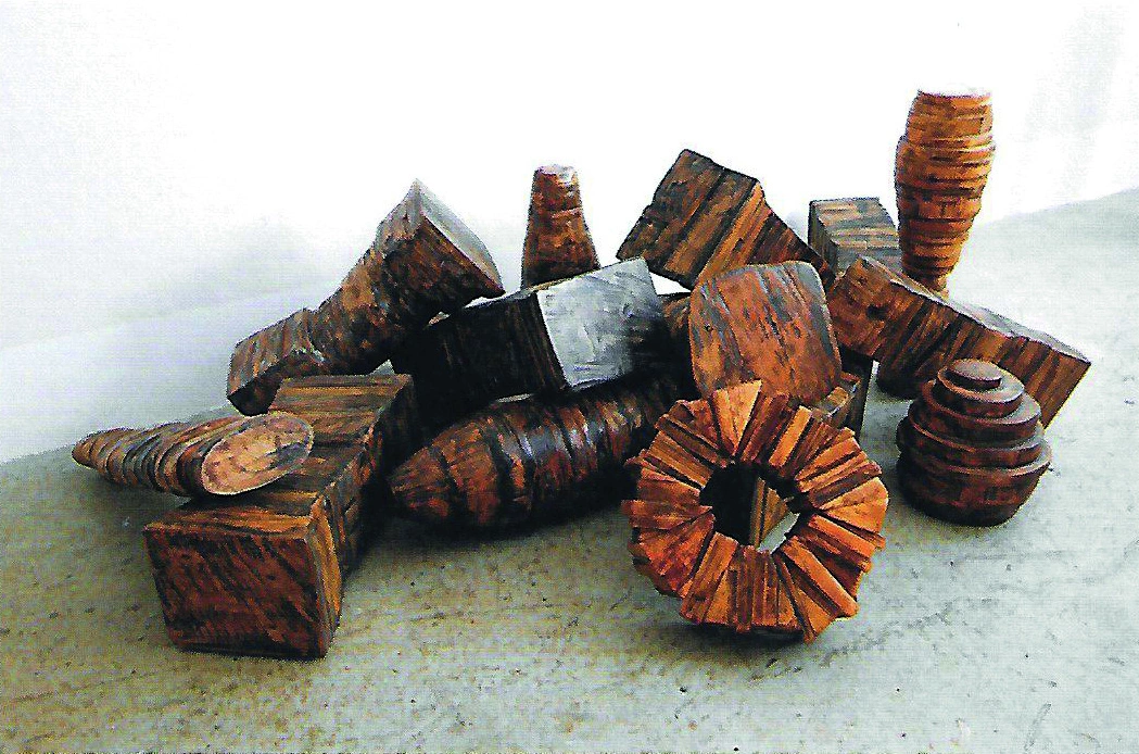 Diverse Abstandshalter und Fluchtwerkzeuge, Holz. Foto: Ingrid Hartlieb